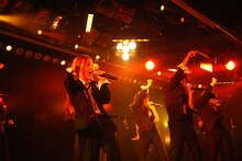 「ゼロサム太陽」を披露するチームK。 (C)AKS