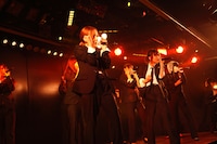 「ゼロサム太陽」を披露するチームK。 (C)AKS