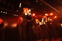 「ゼロサム太陽」を披露するチームK。 (C)AKS