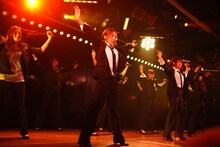 「ゼロサム太陽」を披露するチームK。 (C)AKS