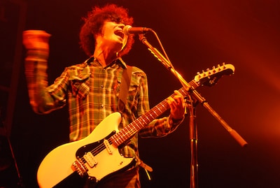 ツアー初日のなんばHatch公演で熱唱する山中さわお（Vo, G）。