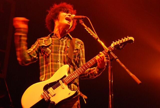 ツアー初日のなんばHatch公演で熱唱する山中さわお（Vo, G）。