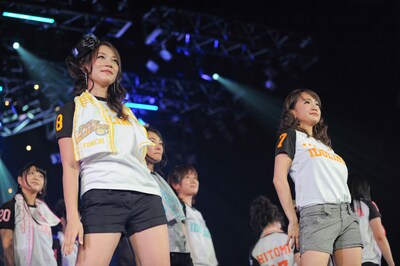 写真左よりフォンチー、谷澤恵里香（12月4日に行われたライブ「アイドリング!!! 11th LIVE『めっちゃ近いぞ！ビッグエッグング!!!』」より）。