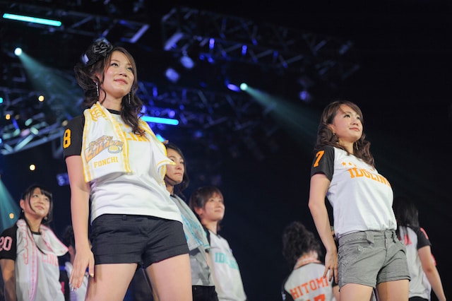 写真左よりフォンチー、谷澤恵里香（12月4日に行われたライブ「アイドリング!!! 11th LIVE『めっちゃ近いぞ！ビッグエッグング!!!』」より）。