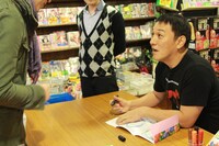 サインのためにファンに名前を聞く優しい瀧。