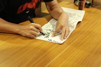 漫☆画太郎によるイラストの横に瀧のサインが入る贅沢な仕上がり。