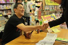 笑顔で握手を交わすピエール瀧。