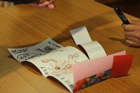 漫☆画太郎によるイラストはひとつひとつ異なった仕上がり。瀧曰く「これは当たりだね」。