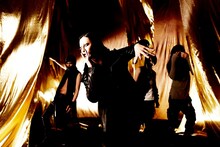 12012の最新アーティスト写真。