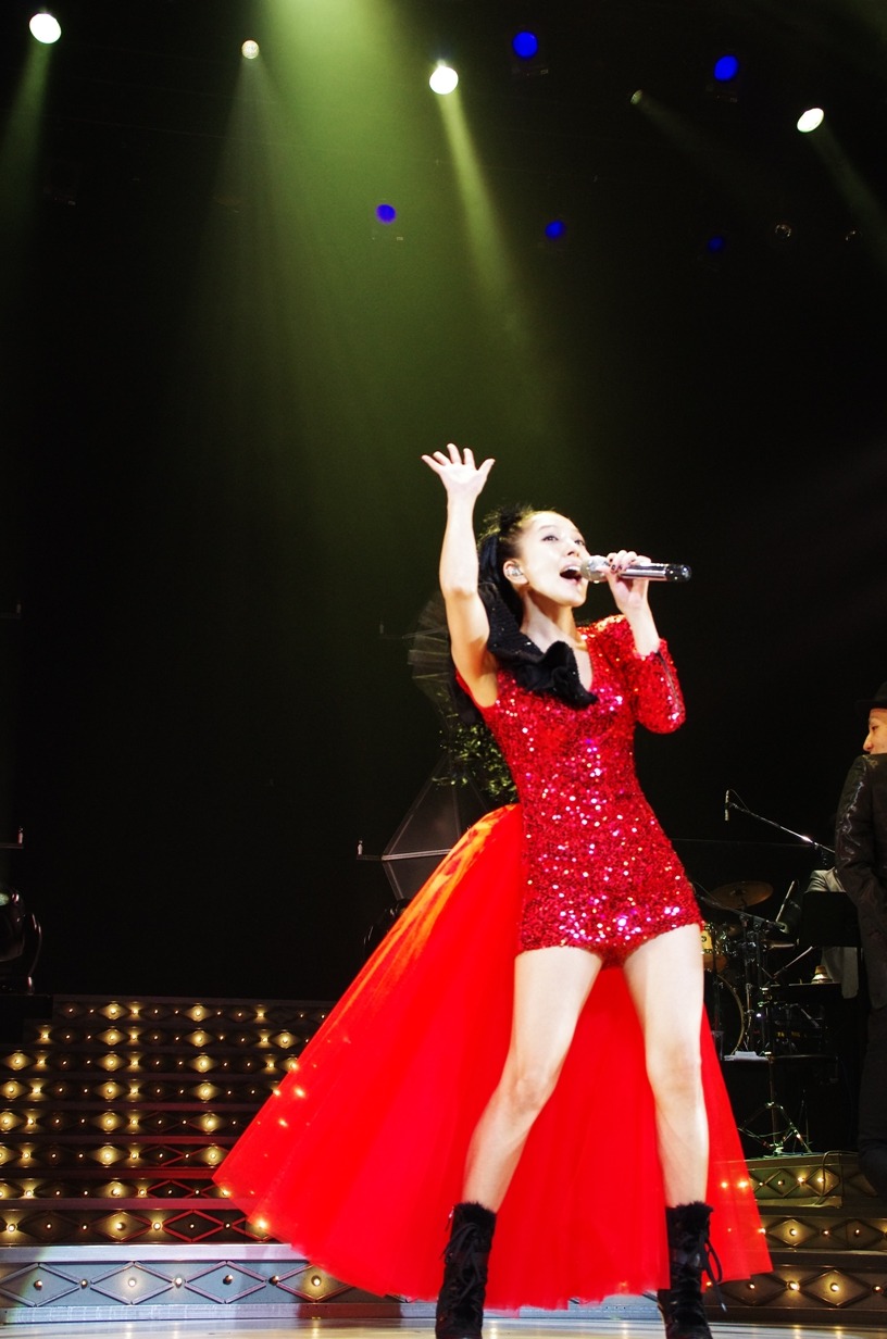 「BoA THE LIVE 2011 "X'mas" ～The 10th Anniversary Edition～」にて、真っ赤な衣装で歌うBoA。