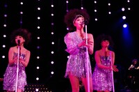 初のアフロヘア姿も披露。