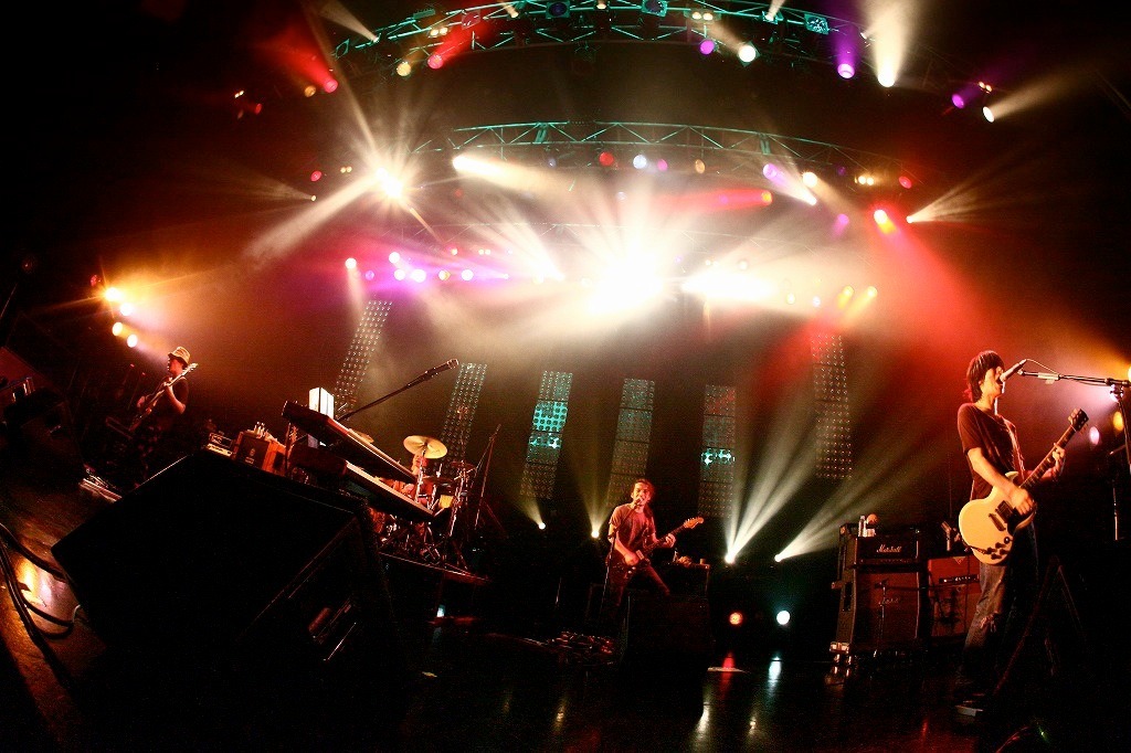 「LONG WAY TO NOWHERE TOUR」新木場STUDIO COAST公演の模様。（撮影：橋本塁）