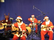 クリスマス仕様のファッションでアコースティックライブを行うNICO Touches the Walls。