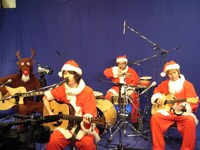 クリスマス仕様のファッションでアコースティックライブを行うNICO Touches the Walls。