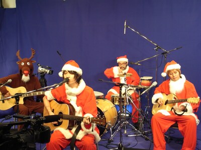 クリスマス仕様のファッションでアコースティックライブを行うNICO Touches the Walls。