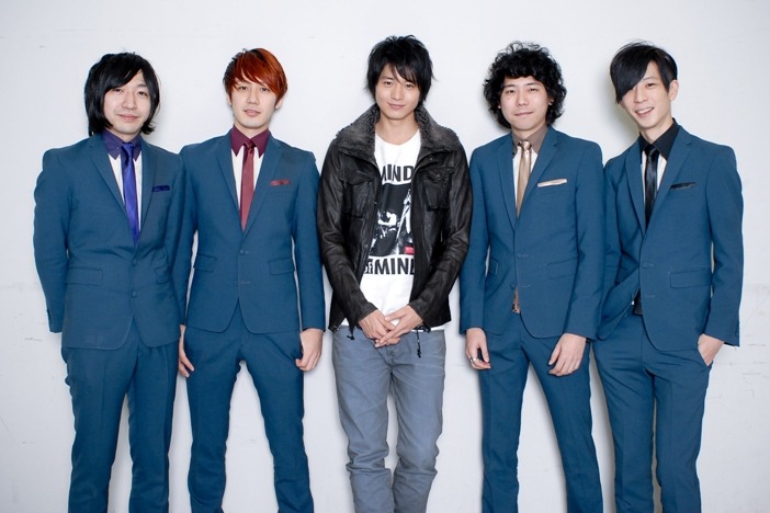 向井理（写真中央）を囲むTHE BAWDIESのメンバー。
