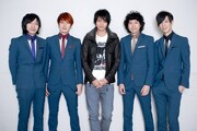 今週の人気の画像10位は「THE BAWDIES、向井理主演ドラマで初の主題歌書き下ろし」より、向井理とTHE BAWDIES。