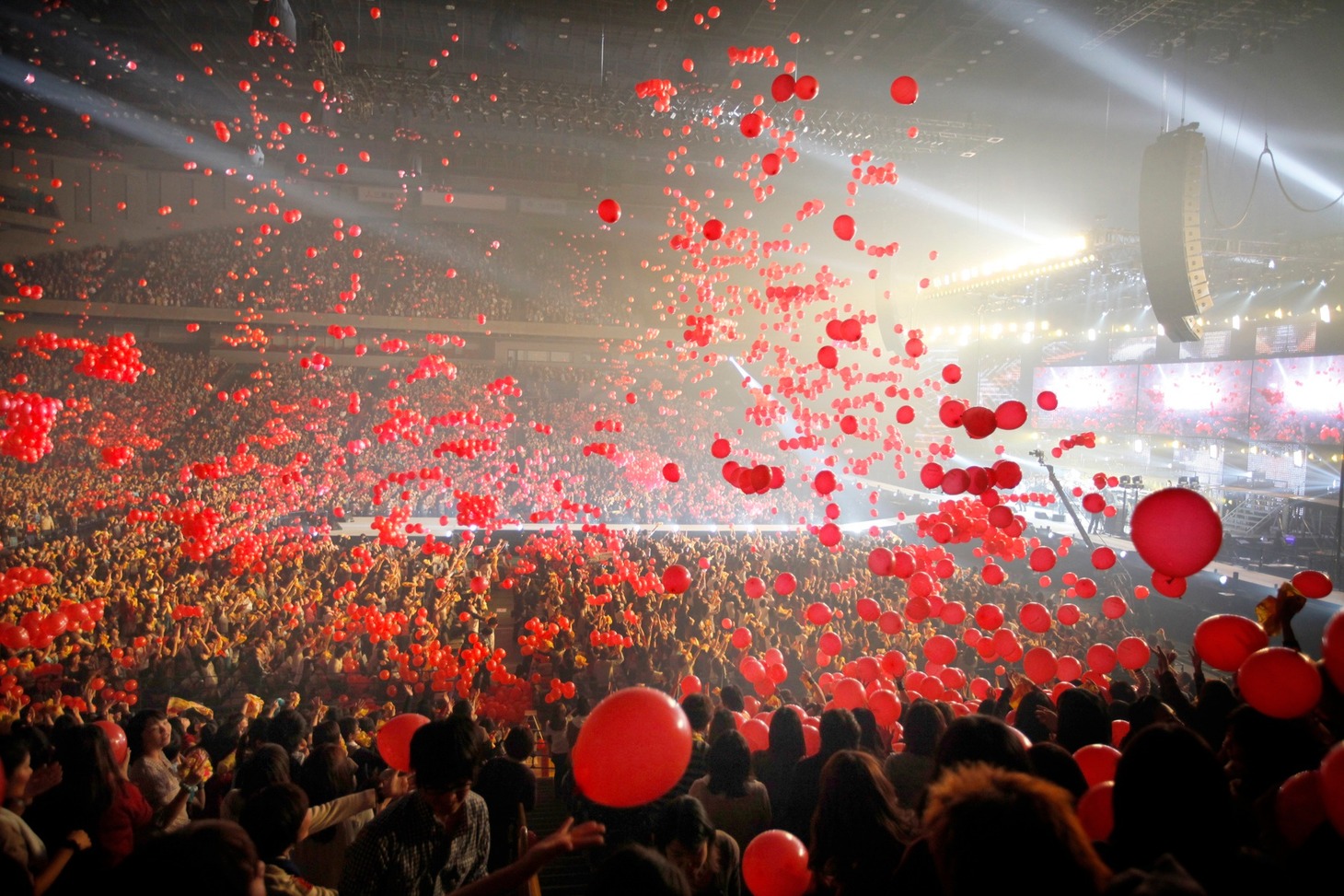 「Present」演奏中に会場を舞った2万個の風船。