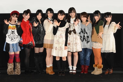 写真左から佐藤亜美菜、岩田華怜、矢神久美、仲谷明香、秦佐和子、佐藤すみれ、石田晴香、三田麻央、渡辺麻友。