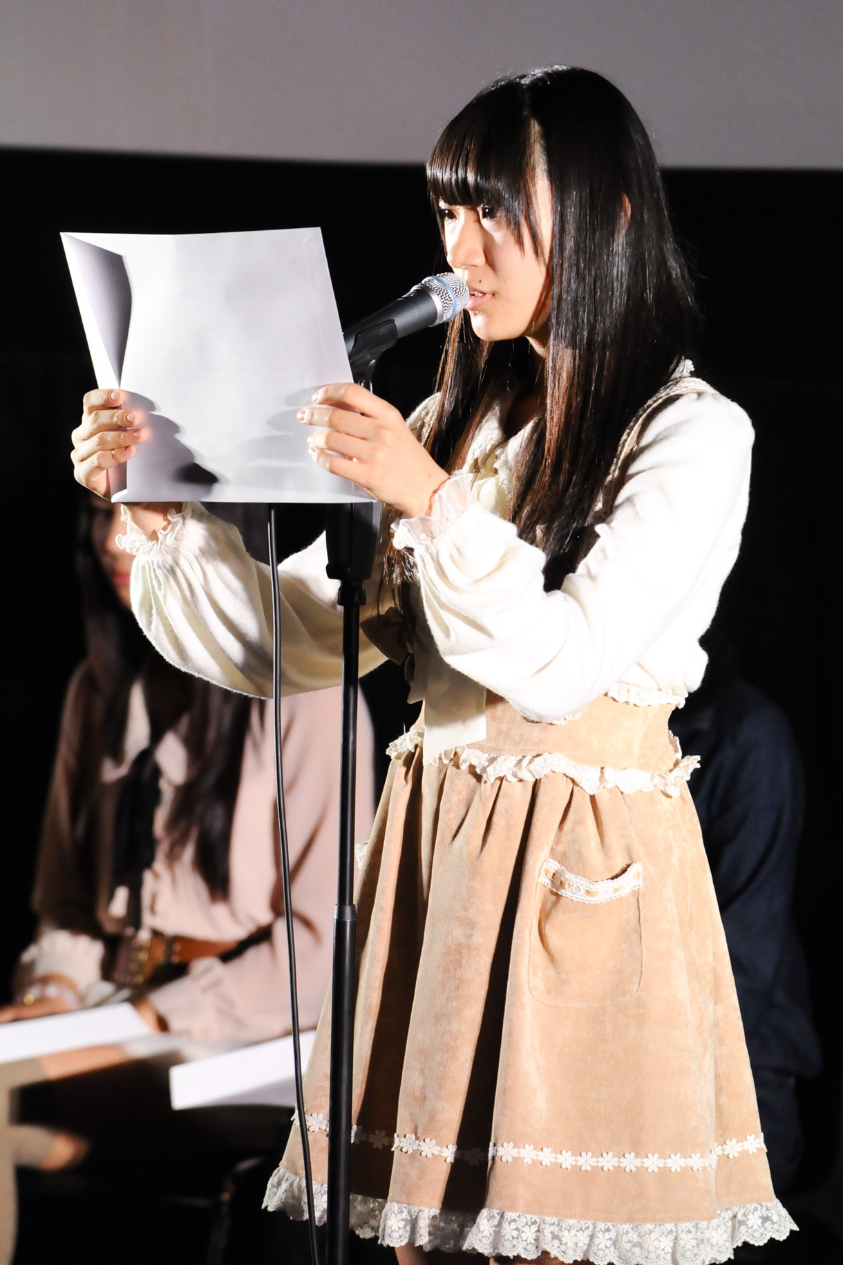 小林茉里奈（AKB48研究生）は「AKBに入るまで自分の声は大人っぽいと思ってたけど、ファンの皆さんから『地声なの？』と言われて変わってることに気付いた」とコメント。