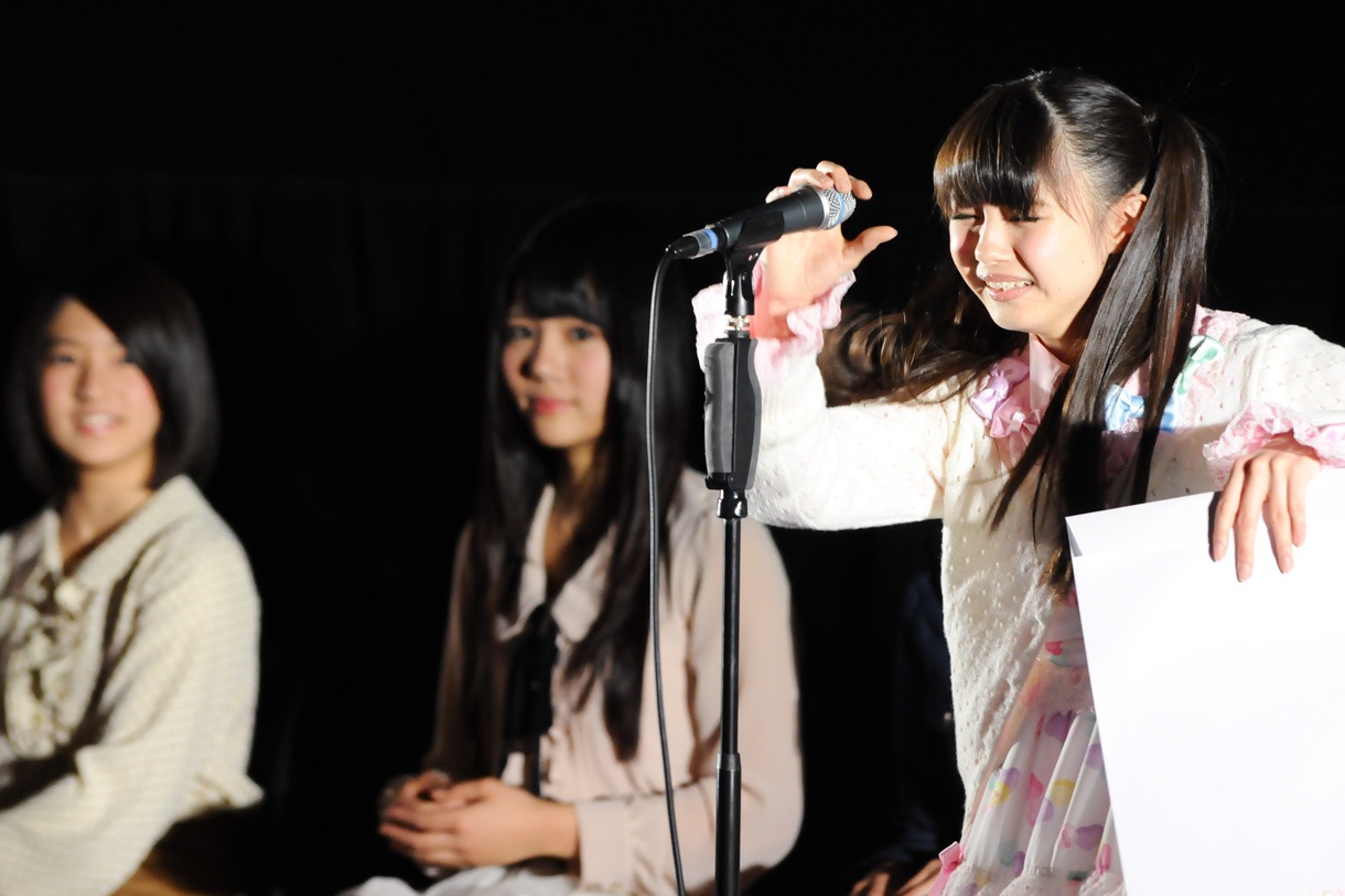 お辞儀をした後にマイクに頭をぶつけた市川美織。