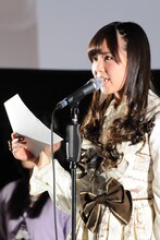 佐藤すみれ（AKB48チームB）は「私はかわいいもの、かわいいことが大好きで普段からこういう服を着ている。今回アニメみたいにかわいいキャラになれるということで、ぜひやってみたい」とコメント。