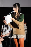 三田麻央（NMB48研究生）は「マンガや声優が大好きすぎて、マンガを買うと必ずといっていいほど音読してしまう。音読を続けたことで少年の声、萌え声、女性の声を出せるようになった」とコメント。