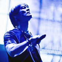 氷室京介は明日12月14日にライブDVD「東日本大震災復興支援チャリティライブ KYOSUKE HIMURO GIG at TOKYO DOME "We Are Down But Never Give Up!!"」をリリースする。