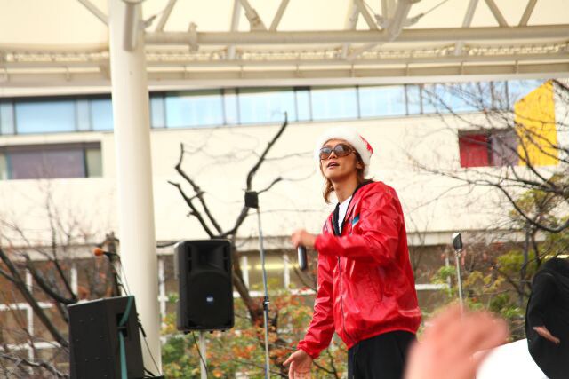 地元新潟のファンに新曲をプレゼントしたTOCサンタ。