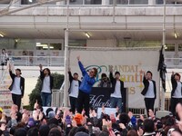 6人のダンサーを従えてのパフォーマンス。