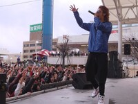 “県民的アイドル”ヒルクライムの登場に盛り上がる地元のファンたち。