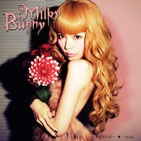 1万枚のみプレスされるシングル「ずるいよ… / I Wish」初回限定盤（写真）には、Dolly Winkのアイラッシュ（つけまつげ）が同梱される。