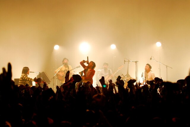 「Sailin'」を歌い上げるKjとSPECIAL OTHERS。