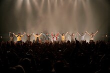 アンコールでステージに一堂に会し、オーディエンスに感謝を伝えるSPECIAL OTHERS、ストレイテナー、Kj。