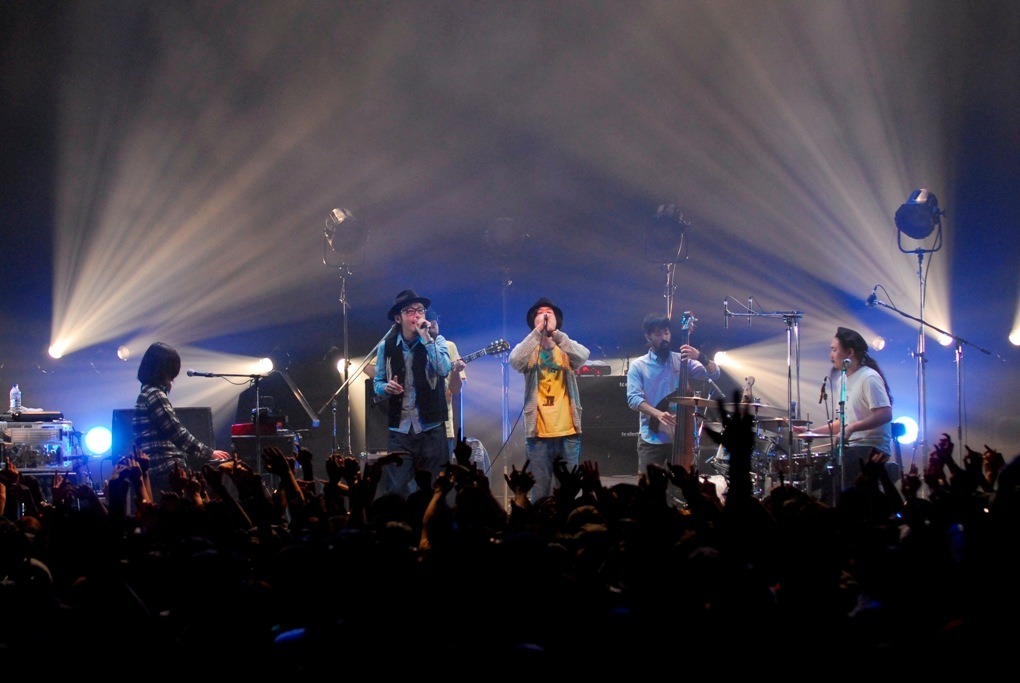 「あの国まで」を披露するオオキノブオ、ホリエアツシ、SPECIAL OTHERS。