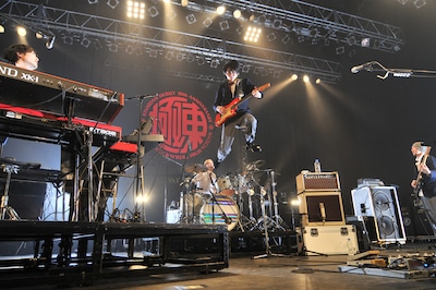 ライブのラストにハイジャンプを決めた山内総一郎（写真中央）。激しい演奏のため、いつのまにかメガネは外していた。（撮影：小川舞）