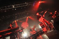 ライブ序盤は全員ブレザー姿で演奏したフジファブリック。（撮影：小川舞）