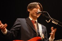 山内総一郎（フジファブリック）。ブレザーの左胸についているワッペンは、氣志團オフィシャルファンクラブ「私立戸塚水産高校」のロゴをかたどっている。（撮影：小川舞）