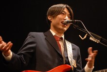 山内総一郎（フジファブリック）。ブレザーの左胸についているワッペンは、氣志團オフィシャルファンクラブ「私立戸塚水産高校」のロゴをかたどっている。（撮影：小川舞）