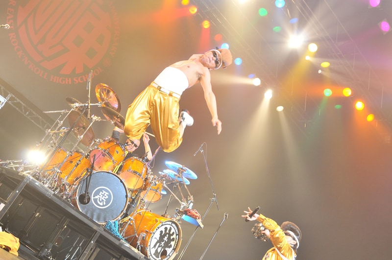 「俺達には土曜日しかない」でえびぞりジャンプをする綾小路翔（写真中央）。（撮影：小川舞）