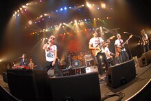 アンコールで「“三人の若者と六人のおじさんのすべて”」を演奏する氣志團＋フジファブリック。（撮影：小川舞）