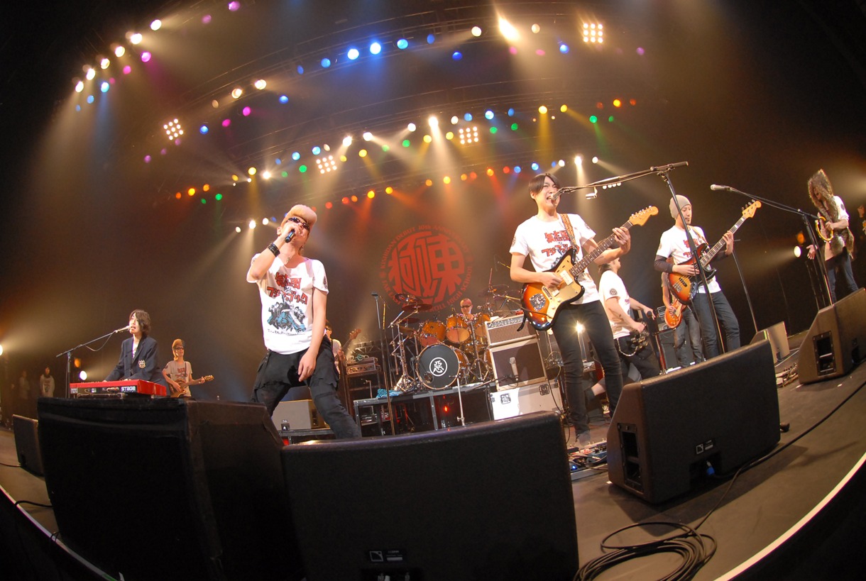 アンコールで「“三人の若者と六人のおじさんのすべて”」を演奏する氣志團＋フジファブリック。（撮影：小川舞）