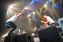 楽曲最後のキメに向かい、アイコンタクトをとる氣志團とフジファブリック。（撮影：小川舞）