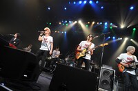 アンコールで「“三人の若者と六人のおじさんのすべて”」を演奏する氣志團＋フジファブリック。（撮影：小川舞）
