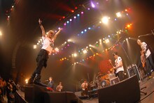 アンコールで「“三人の若者と六人のおじさんのすべて”」を演奏する氣志團＋フジファブリック。（撮影：小川舞）