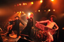 「DxDxD」をパフォーマンス中の氣志團（撮影：小川舞）。