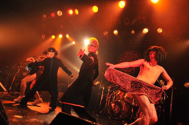 「DxDxD」をパフォーマンス中の氣志團（撮影：小川舞）。