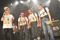 綾小路翔と10-FEET（撮影：小川舞）。