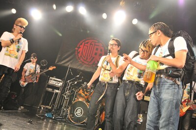 10-FEETメンバーの出で立ちの戸惑いを隠せない綾小路翔（撮影：小川舞）。