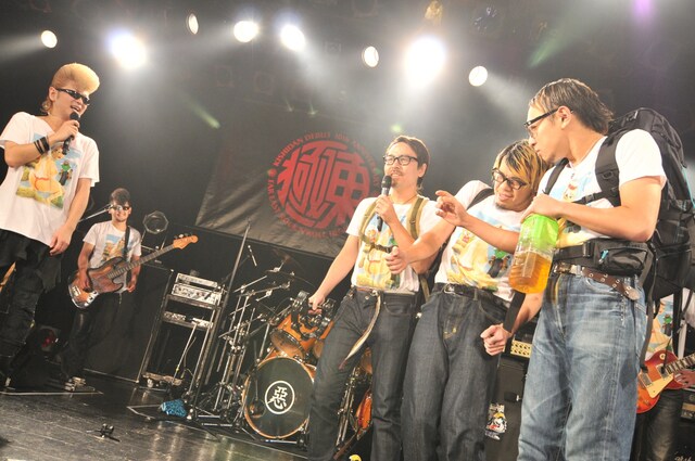 10-FEETメンバーの出で立ちの戸惑いを隠せない綾小路翔（撮影：小川舞）。